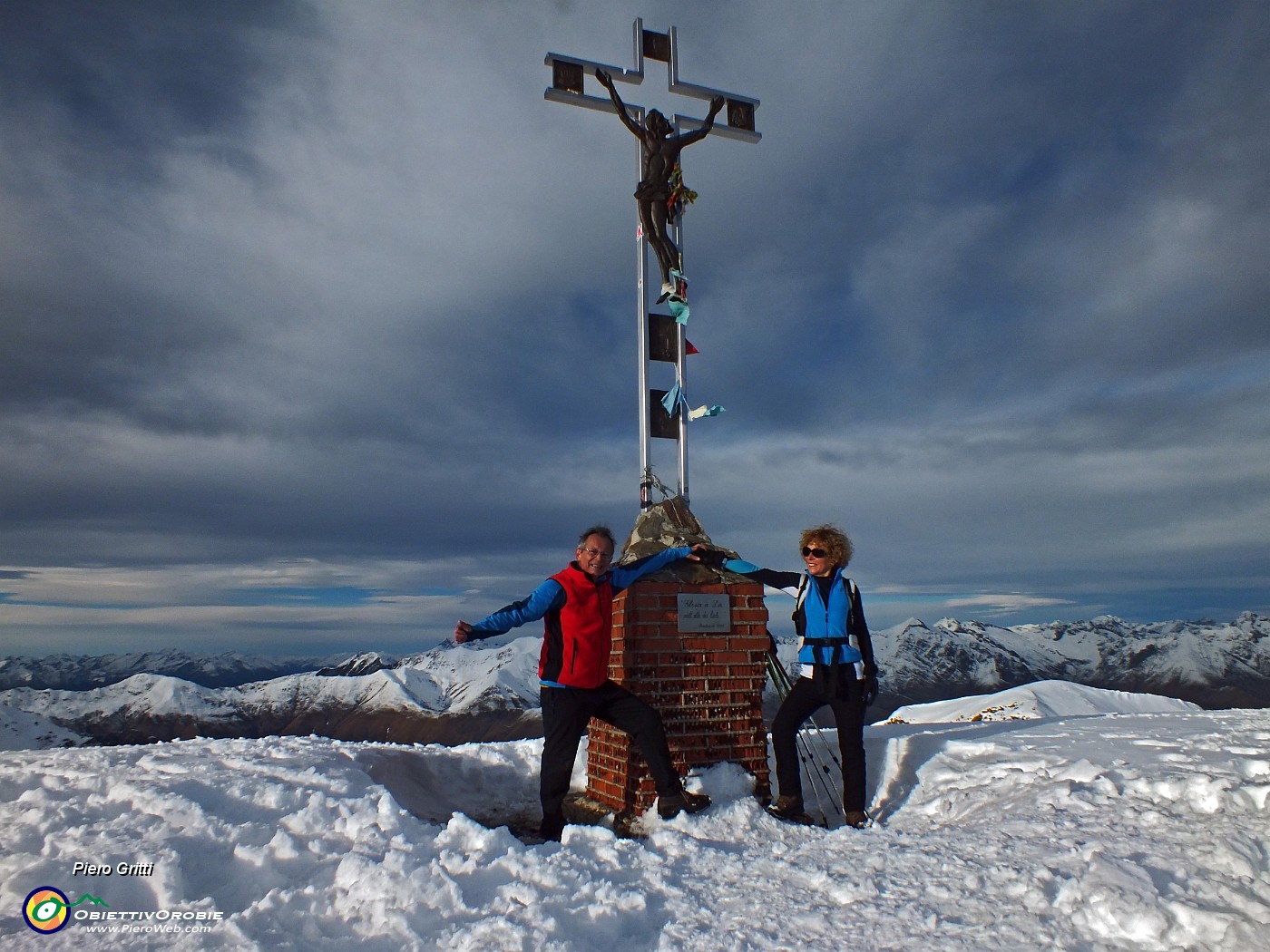 54 Alla bella croce di vetta del Bregagno (2107 m).JPG